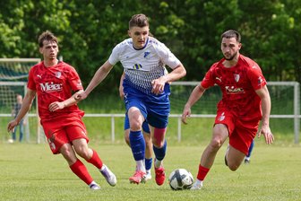 VfB Empor Glauchau schafft internes Saisonziel und hat immer noch nicht genug - Marius Bernhardt (Mitte/Szene aus dem Heimspiel gegen Heiligenstadt) hatte den VfB Empor Glauchau in Wernigerode in Führung gebracht.