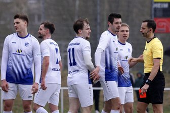 VfB Empor Glauchau schiebt Heimfrust: Drei Platzverweise bei Niederlage gegen den VfL Halle - Schiedsrichter Johann Schwarz aus Berlin (rechts) zückt die Rote Karte gegen Marius Bernhardt (links). Insgesamt schickte er drei Glauchauer vom Feld.