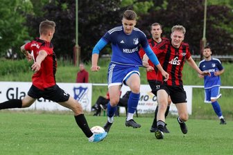 VfB Empor Glauchau schnürt zur Generalprobe einen Fünferpack - Mittelfeldspieler Marius Bernhardt (Mitte), der sich hier im Spiel gegen Lok Zwickau gegen Aaron Heidrich (rechts) und Felix Seidel (links) durchsetzt, traf sowohl am Donnerstag als auch am Sonntag für Glauchau. 