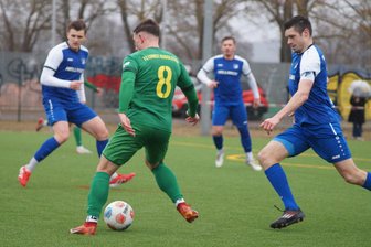 VfB Empor Glauchau setzt in der Fußball-Oberliga ein Ausrufezeichen: „Wir sind einfach gut drauf“ - Robin Ensenbach (am Ball) und Einheit Rudolstadt kamen gegen die Glauchauer um Marius Bernhardt, Florian Hähnel und Marcin Sieber (in den blauen Trikots von links) kaum zu Chancen.