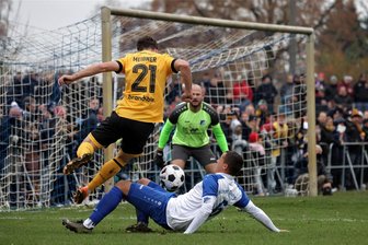 VfB Empor Glauchau: So geht es beim Tabellenführer der Fußball-Landesliga nach der Winterpause weiter - Das Sachsenpokalspiel gegen Drittligist Dynamo Dresden - hier mit Robin Meißner (links) im Zweikampf mit Tony Thiam - war trotz einer 0:4-Niederlage das absolute Highligt des Landesligisten VfB Empor Glauchau im Kalenderjahr 2023.