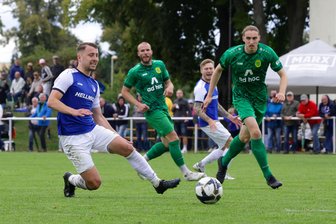 VfB Empor Glauchau: So wurde der erste Heimsieg in der Fußball-Oberliga zum Spektakel - Schnürte einen Doppelpack: Jonas Mack (links) trifft in dieser Szene zum Glauchauer 3:1 gegen Rudolstadt.