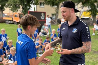 VfB Empor Glauchau startet Projekt Nachwuchsschmiede: Was dahinter steckt und was es bringen soll - Jugendleiter Robin Hölzel (rechts) ist einer der führenden Köpfe hinter dem neuen Nachwuchskonzept des VfB Empor Glauchau. Das Foto zeigt ihn bei einer Ehrung anlässlich des Feriencamps.