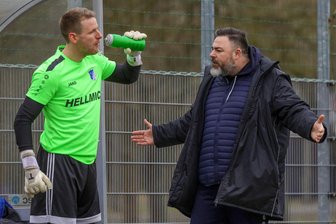 VfB Empor Glauchau: Steve Dieske erklärt die Gründe für seinen Abschied - Steve Dieske (rechts) - hier im Gespräch mit Dominik Reissig - bricht seine Zelte beim VfB Empor Glauchau wieder ab. Die Hausaufgaben für kommende Saison sind allerdings schon gemacht.