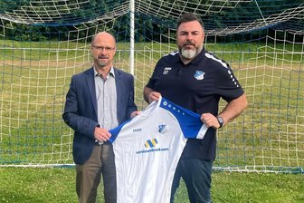 VfB Empor Glauchau: Tabellenführer der Fußball-Sachsenliga kündigt Veränderungen im Vorstand an - Seit der Fusion zum VfB Empor Glauchau im Jahr 2010 war Knut Mager (links)  – hier im Sommer 2023 bei der Präsentation des Trainers Steve Dieske – Vorsitzender des Vereins. Die Ära wird zum 31. Januar enden.