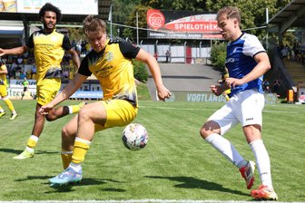 VfB Empor Glauchau: Termin für Nachholspiel gegen den VFC Plauen steht fest - Luis Werrmann (rechts) erzielte beim Hinspiel in Plauen das Tor des Tages für den VfB Empor Glauchau.