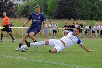 VfB Empor Glauchau: Test gegen FSV Zwickau macht Appetit auf mehr - Domenic Knoll (rechts) vom VfB Empor zeigt vollen Einsatz gegen den Zwickauer Luis Klein.