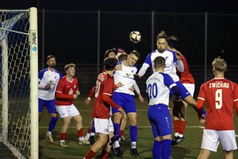 VfB Empor Glauchau: Testspielsieg nach knüppelharter Trainingswoche - Tumult vor dem Zwickauer Tor: Die Glauchauer Landesliga-Kicker konnten sich gegen die U 19 des FSV klar durchsetzen.
