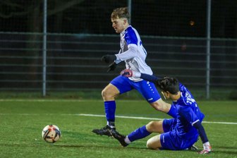 VfB Empor Glauchau: Vereinschef Patrick Jahn über den Rückrundenstart gegen Marienberg, Oberliga-Ambitionen und Dynamo Dresden in der Sachsenliga - Der VfB Empor Glauchau - hier mit Lucien Hertel am Ball im Testspiel gegen die A-Junioren des FSV Zwickau - startet am Sonntag in die Rückrunde. Im letzten Test am Mittwoch besiegten die Glauchauer Waldenburg mit 4:1.