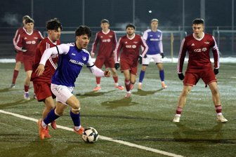 VfB Empor Glauchau verhindert dritte Testspielabsage und besiegt Lok Zwickau mit drei Joker-Toren - Randolf Riesen (am Ball) erzielte am Freitagabend für den VfB Empor Glauchau den Ausgleichstreffer gegen Lok Zwickau.