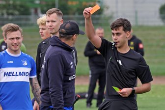 VfB Empor Glauchau vor dem Spiel bei Stahl Riesa: Wie der Tabellenführer der Fußball-Sachsenliga mit der Sperre von Chefcoach Nico Quade umgeht - Im Heimspiel gegen Borea Dresden bekam Glauchaus Coach Nico Quade nach dem Abpfiff noch die gelb-rote Karte, weil er sich zu vehement über den Platzverweis von Lucien Hertel beschwert hatte.