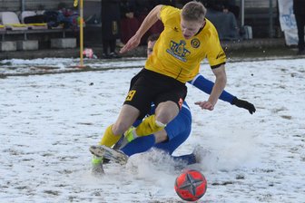 VfB Empor Glauchau: Was Coach Nico Quade bei der 0:1-Niederlage gegen den VfB Auerbach gefiel - und woran der Fußball-Sachsenligist noch arbeiten muss - Voller Einsatz in der Defensive: Glauchaus Colin Ullmann grätscht Auerbachs Max Roscher um.