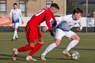 VfB Empor Glauchau: Was folgt nach ekliger Hinrunde und Premierentor jetzt gegen den VfL Halle? - Louis Gaida (rechts) kann mit seiner Wendigkeit und Schnelligkeit viele Gegner vor Probleme stellen. Das Foto entstand in der Winterpause im Testspiel gegen Regionalligist ZFC Meuselwitz.