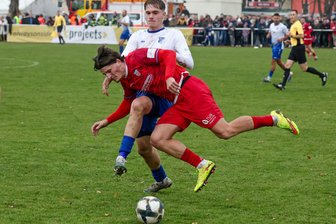 VfB Empor Glauchau: Was im letzten Heimspiel des Kalenderjahres gegen Einheit Wernigerode wichtig ist - Ob Fabio Anger (hinten, im Duell mit Veron Dobruna vom FSV Zwickau im Sachsenpokal-Achtelfinale) seine Zweikampfstärke gegen Wernigerode einbringen kann, ist noch unklar.