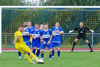 VfB Empor Glauchau: Was Trainer Nico Quade bei der Niederlage in der Fußball-Sachsenliga gegen Marienberg vermisste - Scharf geschossen: Diesen Freistoß des Marienbergers Maximilian Schreiter konnte VfB-Empor-Keeper Dominik Reissig zwar entschärfen, doch bei Standards waren die Erzgebirger oft gefährlich. Das Siegtor fiel nach einer Ecke.