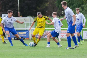 VfB Empor Glauchau: Was zum Trainerwechsel in der zweiten Mannschaft bekannt ist - Der VfB Empor Glauchau ist auf der Suche nach einem neuen Trainer für die zweite Mannschaft (hier in den weißen Trikots bei der 2:3-Derbyniederlage gegen den SV Lok Glauchau-Niederlungwitz).