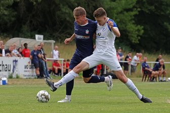 VfB Empor Glauchau: Welcher Neuzugang für das Testspiel gegen den Fußball-Oberligisten VfB Auerbach ausfällt - Der VfB Empor - hier mit Marius Bernhardt (r.) gegen Kilian Senkbeil (FSV Zwickau) - trifft auf Auerbach.