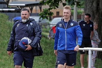 VfB Empor Glauchau: Wenn ein typisches 0:0-Spiel doch nicht torlos endet - Das Team von VfB-Empor-Trainer Steve Dieske (links) muss am Dienstag schon wieder ran.