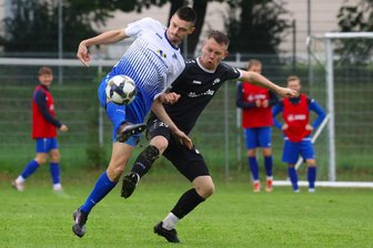 VfB Empor Glauchau: Wer springt beim Fußball-Oberligisten gegen Germania Halberstadt für den gesperrten Abwehrchef ein? - Marcin Sieber (links bei einem Zweikampf aus der Partie gegen Budissa Bautzen) wird dem VfB Empor Glauchau nach seiner roten Karte gegen Halle im Heimspiel gegen Halberstadt fehlen.