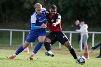 VfB Empor Glauchau: Wie hart der Trainer mit seiner Mannschaft nach dem 1:2 gegen den RSV Eintracht ins Gericht ging - Das Foto zeigt den Glauchauer Torschützen Luis Werrmann (links) im Zweikampf mit Eintracht-Kicker Arthur Ekalle (rechts).