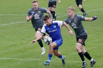 VfB Empor Glauchau: Worauf es im Saisonendspurt ankommen wird - Für Domenic Knoll (am Ball) und den VfB Empor Glauchau stehen in dieser Saison noch vier Heim- und zwei Auswärtsspiele auf dem Plan. Das Foto entstand beim 0:0 gegen den VfB Auerbach.
