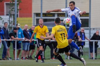 VfB Empor Glauchau zu Gast bei Dynamos Teammanager - Nach dem Heimspiel gegen die Topmannschaft  Handwerk Rabenstein ist der VfB Empor Glauchau um Kapitän Tony Thiam (am Ball) nun bei einem Aufsteiger gefordert.