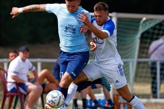 VfB Empor holt nur einen Punkt - Viele Angriffe von Motor Marienberg liefen über die rechte Seite, auf der Kevin Werner (links) agierte. Die Glauchauer um Domenic Knoll (rechts) trennten sich von den Erzgebirgern leistungsgerecht mit 0:0.