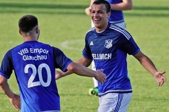 VfB Empor holt nur einen Zähler - Tony Thiam (vorn rechts) erzielte per Handelfmeter das 1:0 für den VfB Empor. Daniel Böttcher war erster Gratulant.