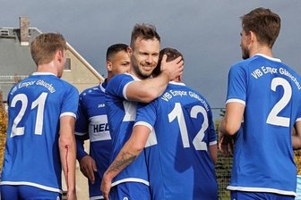 VfB Empor klettert auf Rang 3 - Chris Söllner (Nr. 12) wird geherzt. Gerade hat er zum 1:0 für den VfB Empor Glauchau gegen Rapid Chemnitz getroffen.