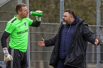 VfB Empor steht vor kniffliger Aufgabe - Glauchaus Trainer Steve Dieske (rechts) und Torhüter Dominik Reissig müssen in der Rückrunde der Landesliga schauen, wie der Ausfall von Abwehrchef Tony Thiam kompensiert werden kann.