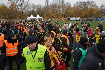 Nach dem Spiel versuchten etliche Fans, Autogramme zu ergattern.