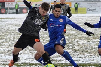 VfB entflieht der Abstiegszone - Auerbachs Vojtech Cermus (links) wird hier elfmeterreif von Lucian Victor de Souza Bonfim gefoult. Den fälligen Elfmeter verwandelte Marc-Philipp Zimmermann im Nachschuss zum 3:1.