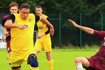 VfB erst nach der Pause aktiver - Schönecks Diego Fernando da Silva ist in dieser Szene nur durch ein Foul zu bremsen. Der Irfersgrüner Collin Rosenat sah dafür die Gelbe Karte. Der VfB setzte sich im Spiel zweier ambitionierter Teams mit 4:2 durch.