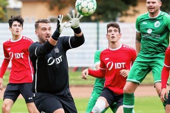 VfB: Folgt nun der erste Heimsieg? - Franz Sander, Torhüter des VfB Annaberg, fängt nach einer Hereingabe den Ball ab im Spiel gegen Merkur Oelsnitz. Am Sonntag gegen Mülsen könnte er wieder einiges zu tun bekommen,