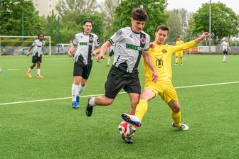 VfB Fortuna Chemnitz verpasst den großen Schritt in Richtung Klassenerhalt in der Fußball-Landesliga - Der VfB Fortuna (hier mit Florian Rüger, rechts) kassierte im Heimspiel gegen den Dresdner SC eine 1:2-Niederlage.