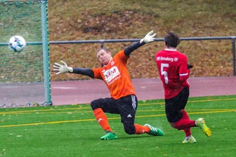 VfB-Fußballer aus Annaberg pirschen sich nach oben - Der Anfang des Heimsiegs: Lucas Walther vom VfB Annaberg lässt Syraus Torhüter Enrico Himsel keine Chance und erzielt das 1:0.