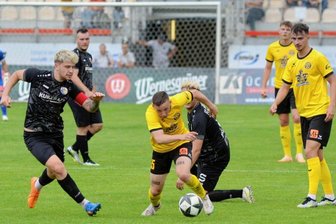 VfB geht zum Start leer aus - Der Grimmaer Toni Ziffert versucht hier den drangvollen Fabien Bochmann zu stoppen. Felix Hache (rechts) beobachtet die Szene.