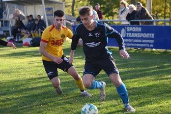 VfB II dreht im Spitzenspiel erst spät auf - Daniel Qayyum (links, hier im Zweikampf mit dem Kottengrüner Carlos Bardtenschlager) war der Siegtorschütze für den VfB Auerbach II.