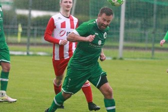 VfB ist offensiv zu harmlos - Während die Oelsnitzer um Alexander Hartung (vorne) trotz langer Unterzahl die drei Punkte sammelten, hatten Franz Klemm und der VfB Annaberg das Nachsehen. 