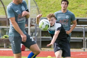 VfB ist treffsicherer als die Bayern - Fünf Tore und Bestwert in einem Spiel: Tommy Barthold vom BSV Gelenau, der hier vor den Marienbergern Stefan Hauser und Tommy Meyer (r.) abzieht, erzielte diese beim 8:5 gegen den Neustädtler SV. 