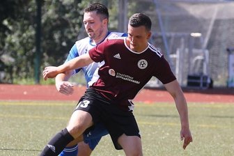 VfB-Kicker sind gut in Form - Tommy Meyer (l., hier im Zweikampf mit Constantin Beck) und der VfB Annaberg bezwangen den FSV Schwarzenberg mit 4:1.