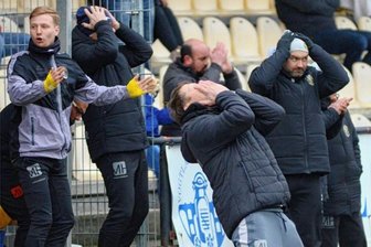 VfB kritisiert Schiri-Entscheid - Emotionen an der Spielerbank des VfB Auerbach nach einer vergebenen Torchance. Szenen, die besonders Trainer Sven Köhler (im Vordergrund) erst einmal verarbeiten muss.