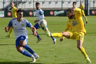 VfB krönt Torjubel mit Sirtakiklängen - Torschütze Michail Fragkos (rechts im Bild, hier gegen Stefan Rankic) nutzte die Unkonzentriertheit von Luckenwalde zum Siegtreffer.