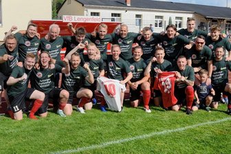 VfB Lengenfeld: Gedämpfte Freude über den Aufstieg in die Vogtlandliga - Spieler, Trainer und Verantwortliche des VfB Lengenfeld feierten am Samstagnachmittag den Aufstieg.