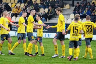 VfB macht seine Hausaufgaben - Allgemeines Abklatschen war nach dem Auerbacher 4:0 von Cedric Graf (rechts) angesagt, der am Samstag zwei Treffer zum klaren Auerbacher Heimsieg gegen Schlusslicht Neugersdorf beisteuerte. Sein erstes Tor des Tages war bereits in der 2. Spielminute gefallen. 
