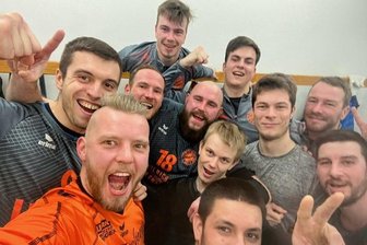 VfB meldet sich zurück - Gute Stimmung nach dem Spiel: Wer Punkte macht, darf auch feiern. Die Lengenfelder Handballer jubeln zum dritten Mal über einen Sieg. 