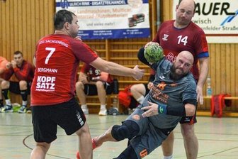 VfB mit Minikader zum Erfolg - Alexander Rudolph setzt sich hier am Wurfkreis gegen die zwei HSG-Spieler Daniel Bergmann (links) und Marc Bohn durch.