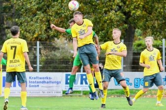 VfB mit Unentschieden noch gut bedient - Pascal Schardt, der hier zum Kopfballduell steigt, musste durch den Ausfall von Sieber und Todt erneut die Auerbacher Defensive organisieren. Dies gelingt dem 19-Jährigen immer besser.