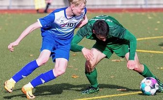 VfB muss Verletztenmisere Tribut zollen - Pausa-Mühltroffs Marcel Ottiger (rechts) im Zweikampf mit dem jungen Annaberger Florian Weiß.