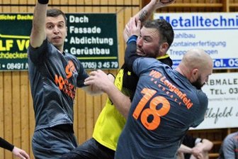 VfB: Niederlage schwer zu verdauen - Die Bezirksliga-Handballer des VfB Lengenfeld - hier mit Alexander Rudolph (Nr. 18) - konnten die Oelsnitzer um Felix Bechler (am Ball) nicht stoppen. Der TSV gewann das Vogtlandderby am Sonntag mit 34:31.